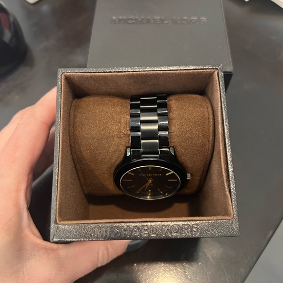 Michael Kors Slim Runway watch ⌚️ - Picture 2 of 8